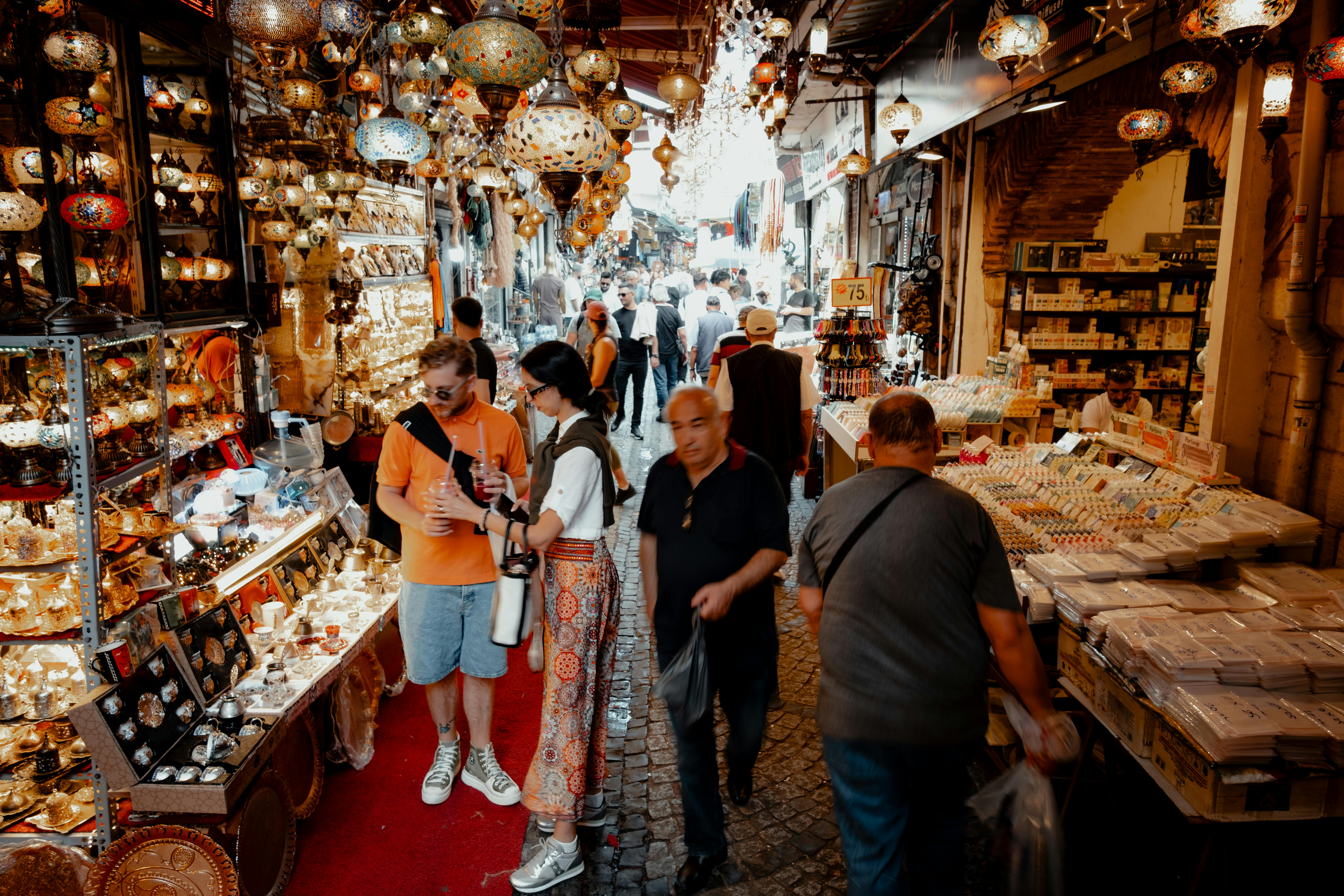Tureckie lampy na bazarze - sztuka targowania