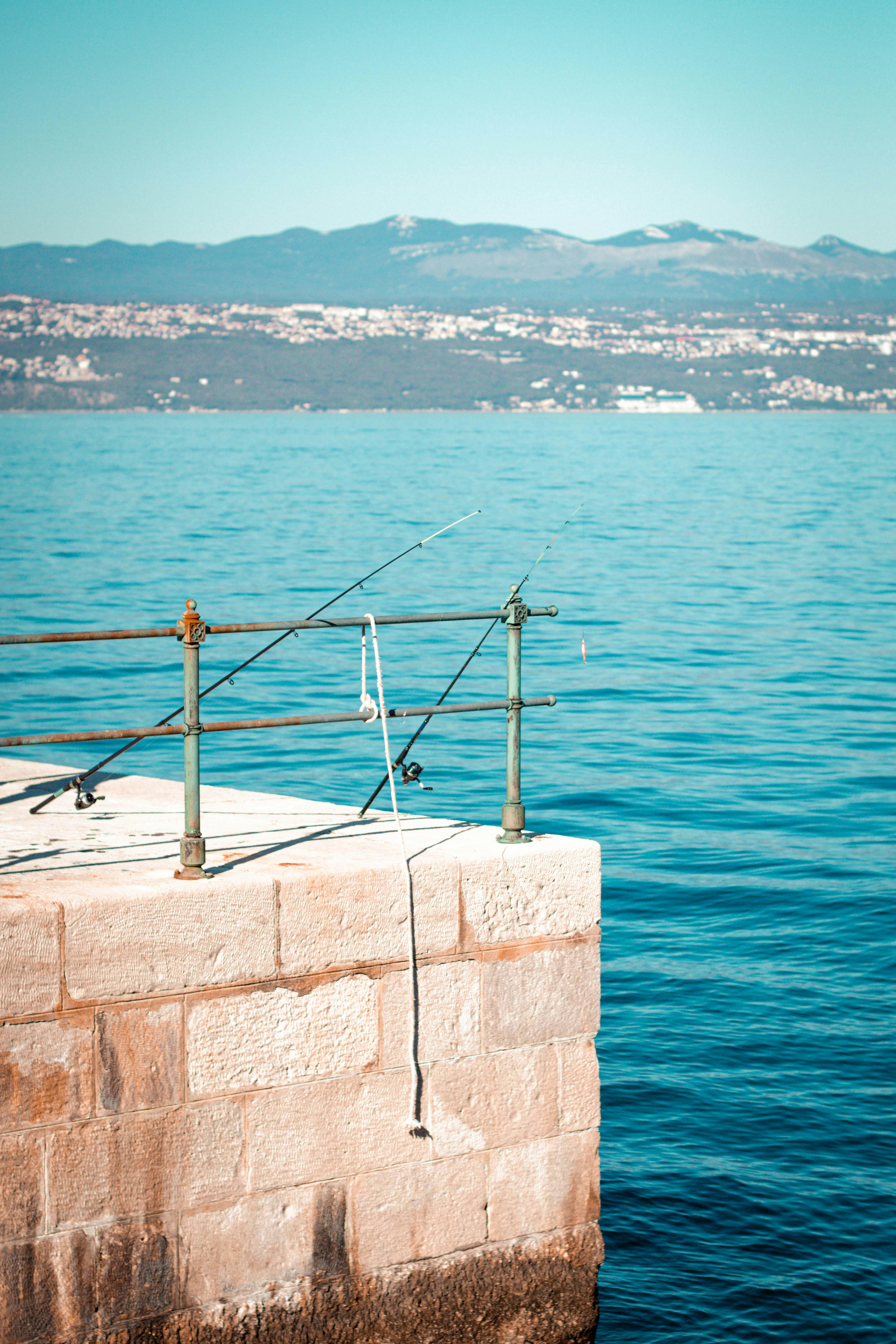 亚得里亚海，一个位于意大利和南斯拉夫之间的广阔水域，是地中海的一部分