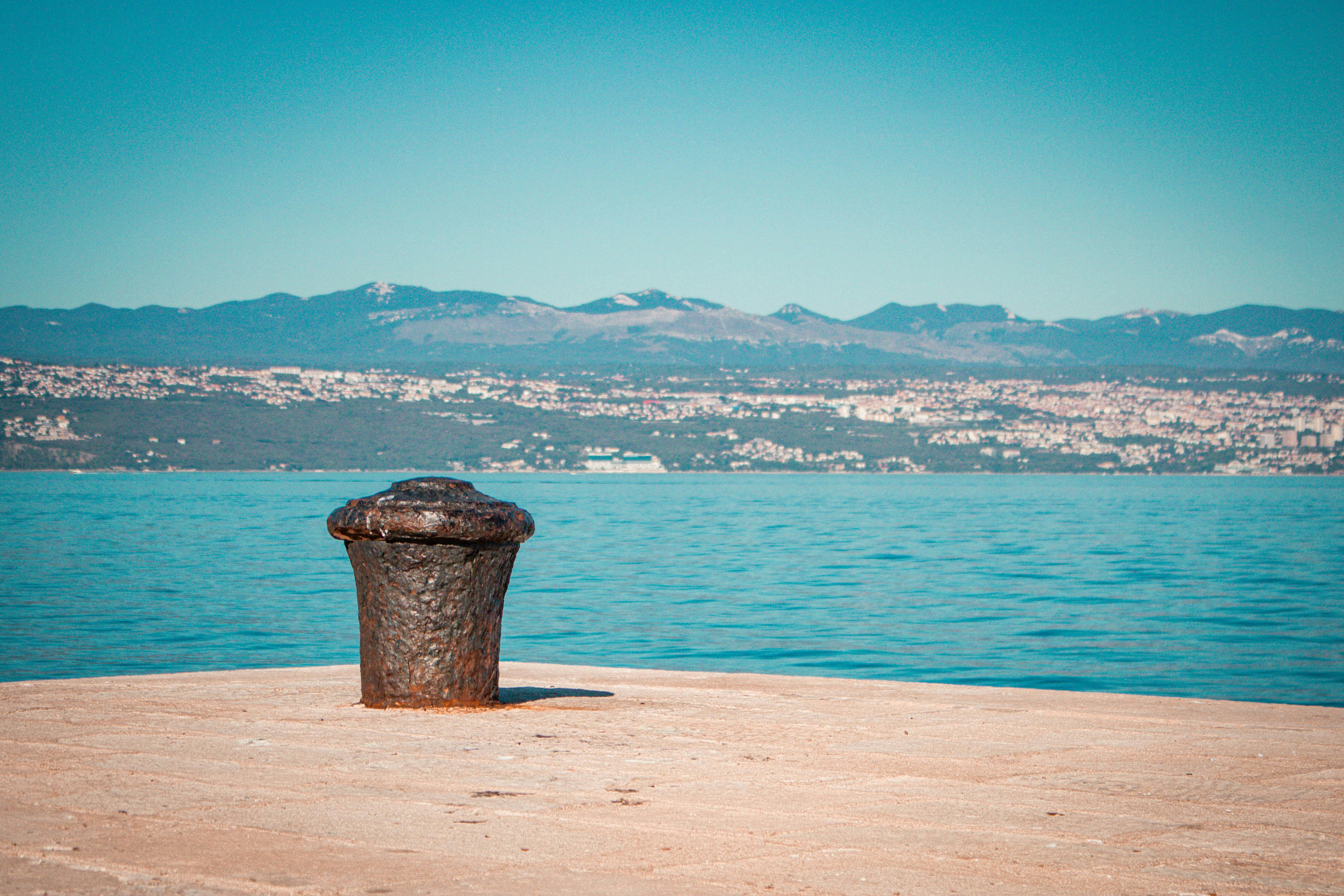 亚得里亚海，一片广袤无垠的蓝色海洋，以其独特的魅力和神秘感吸引了无数游客的目光