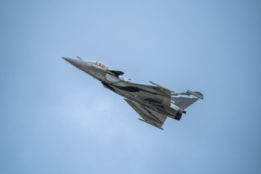 现代战斗机是一种先进的军事飞行器，用于在空中进行战斗和任务执行
