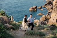 一对幸福的夫妇沿着风景如画的沿海小路散步，欣赏海景