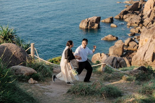 一对幸福的夫妇沿着风景如画的沿海小路散步，欣赏海景