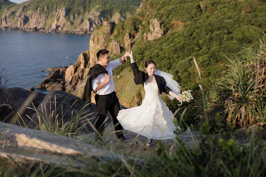 一对穿着正式服装的情侣，在风景如画的悬崖顶上跳舞