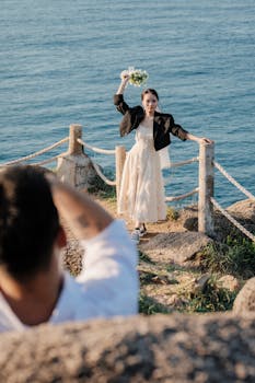 在海崖上，新娘正拿着花束摆姿势