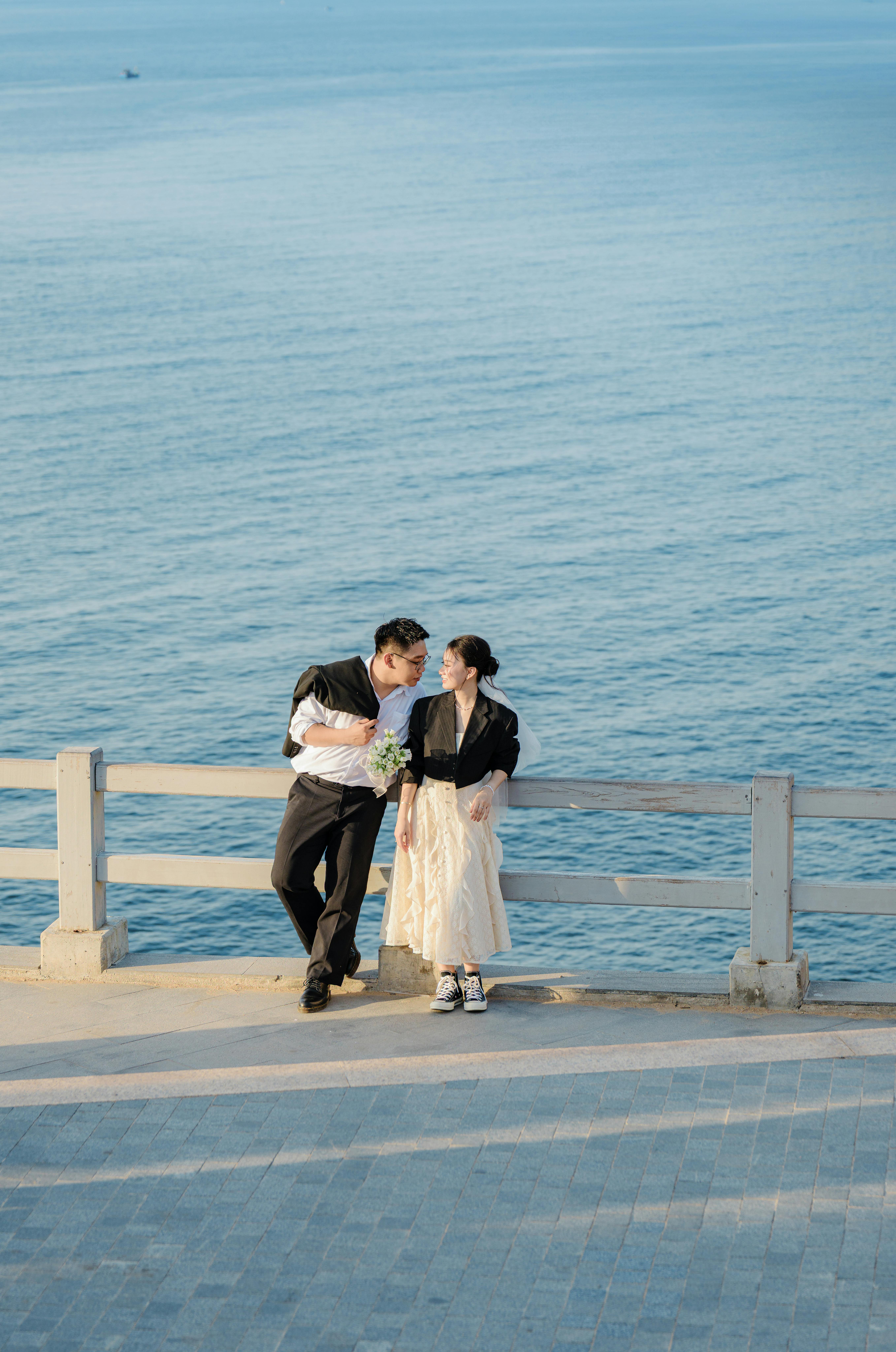 一对夫妇在海边分享浪漫时刻，享受海景的宁静