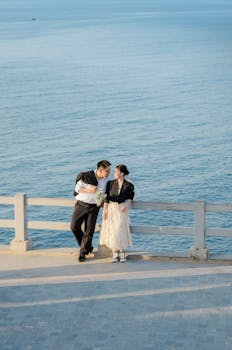 一对夫妇在海边分享浪漫时刻，享受海景的宁静