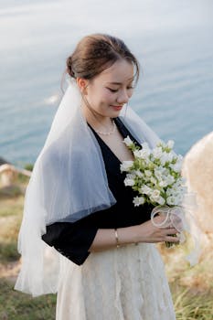 新娘在宁静的海边，手持白色花束，散发着优雅的气息