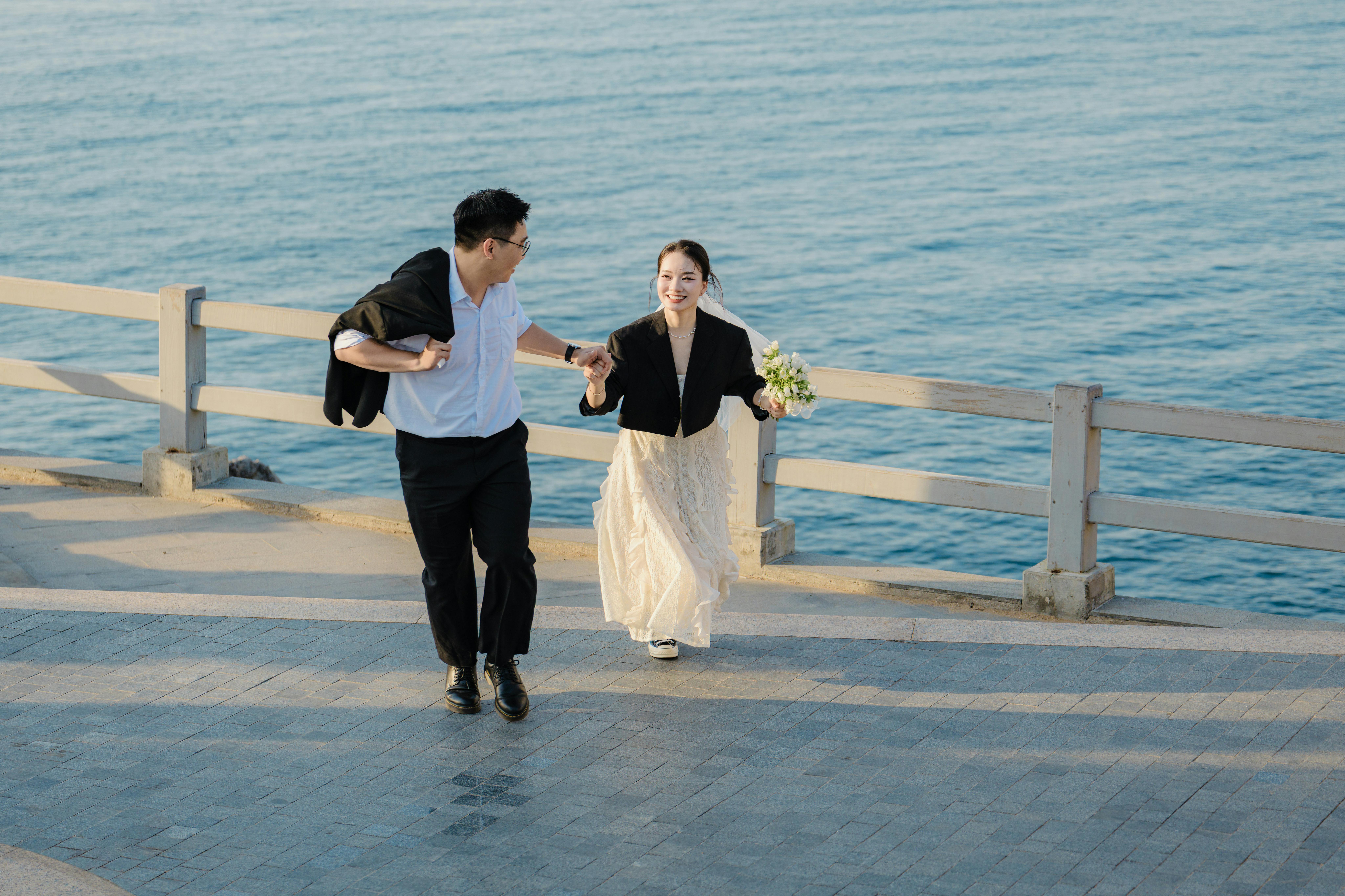 一对夫妇快乐地漫步在海边，散发着浪漫和幸福