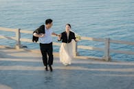 一对夫妇快乐地漫步在海边，散发着浪漫和幸福