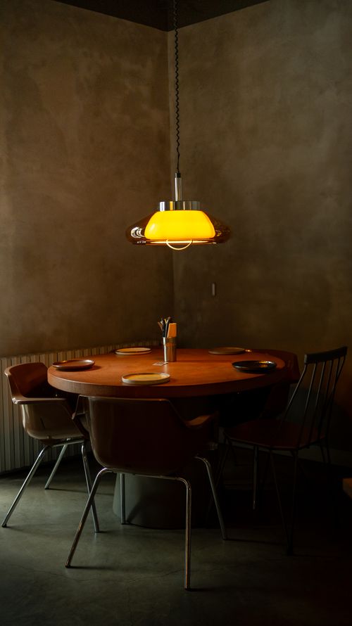 Free A warm, inviting restaurant table setting with ambient lighting and elegant decor. Stock Photo
