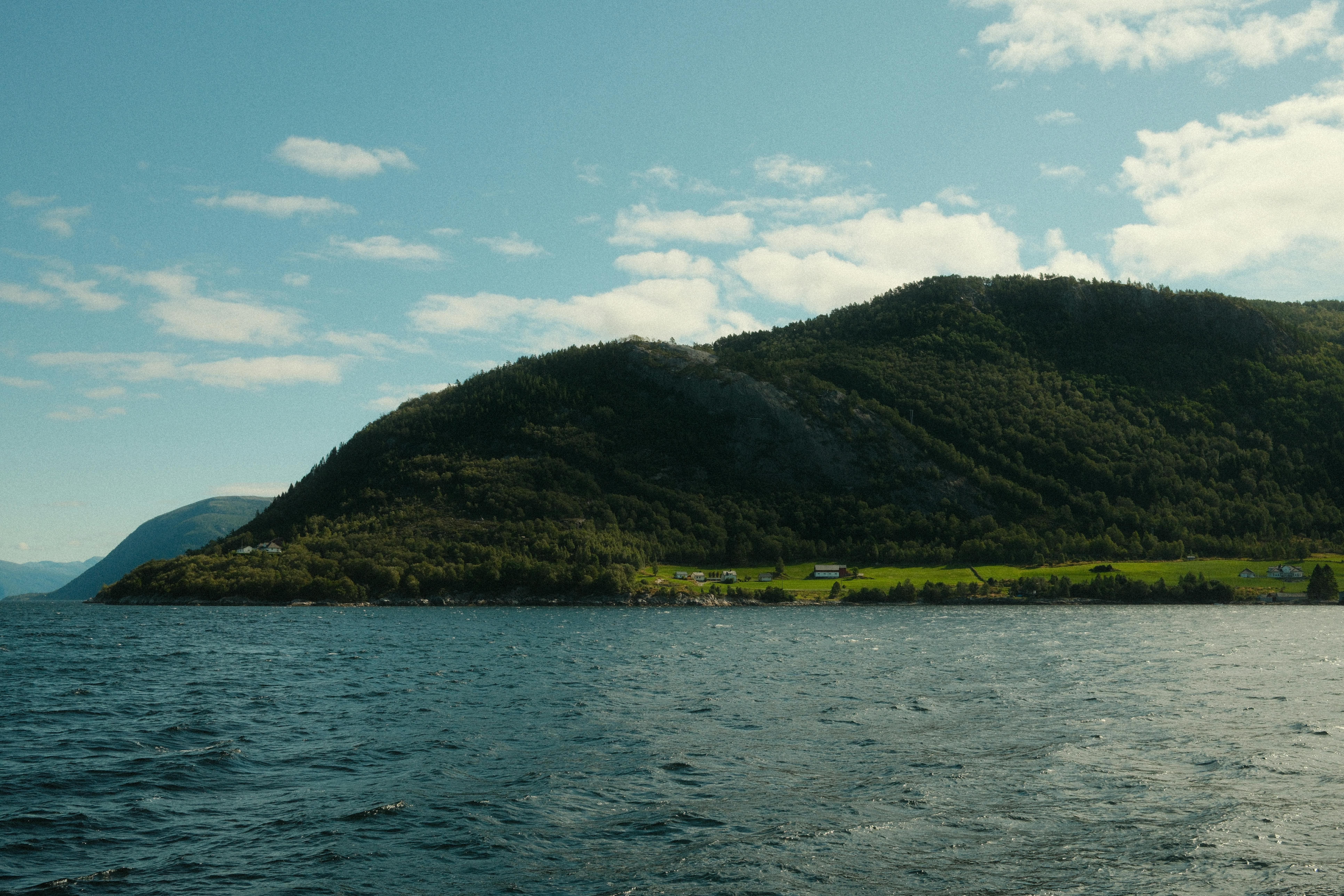 原句：
你帮我查一下，我需要知道这个信息