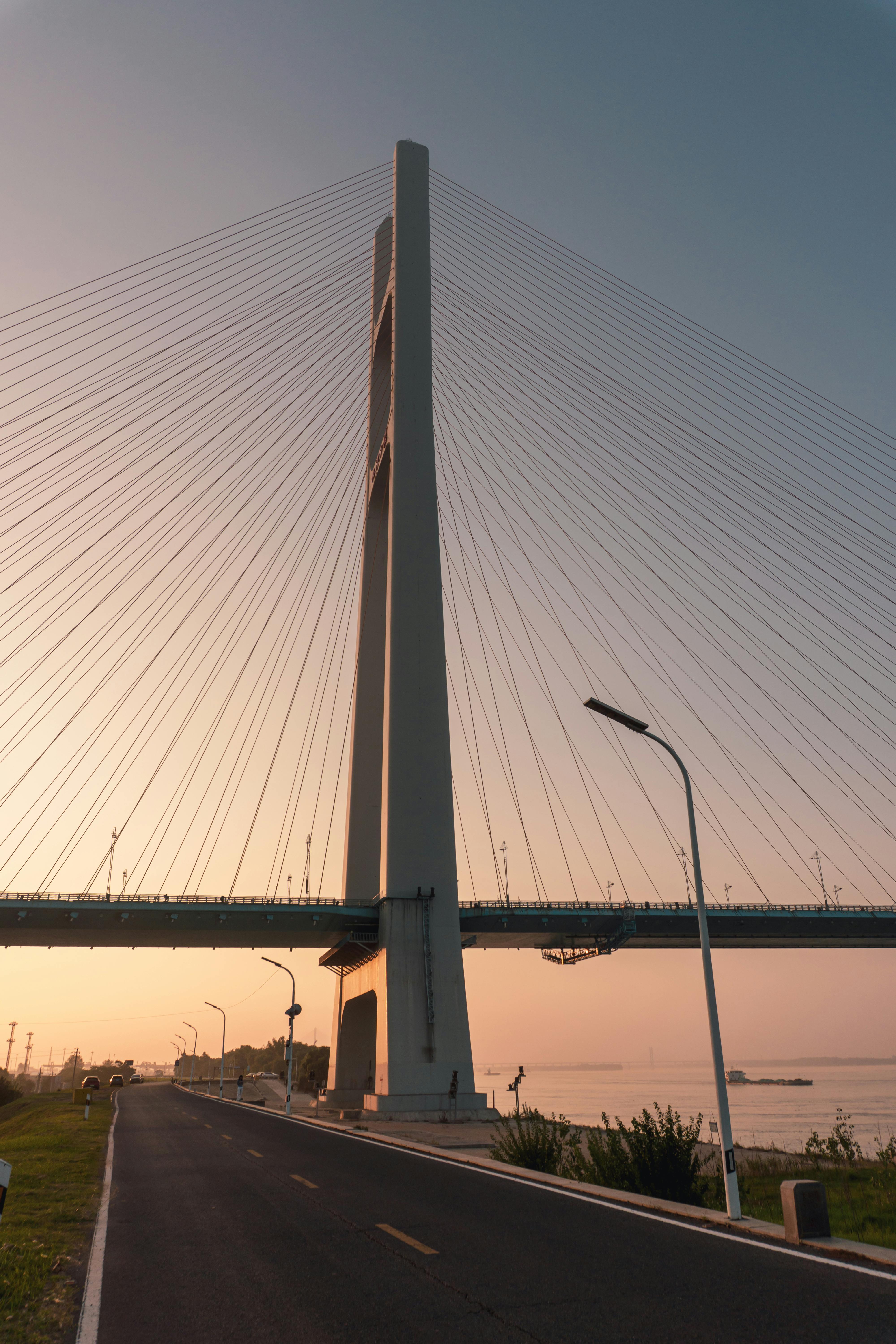 迷人的悬索桥位于江西省九江市，夕阳映照下更显得迷人