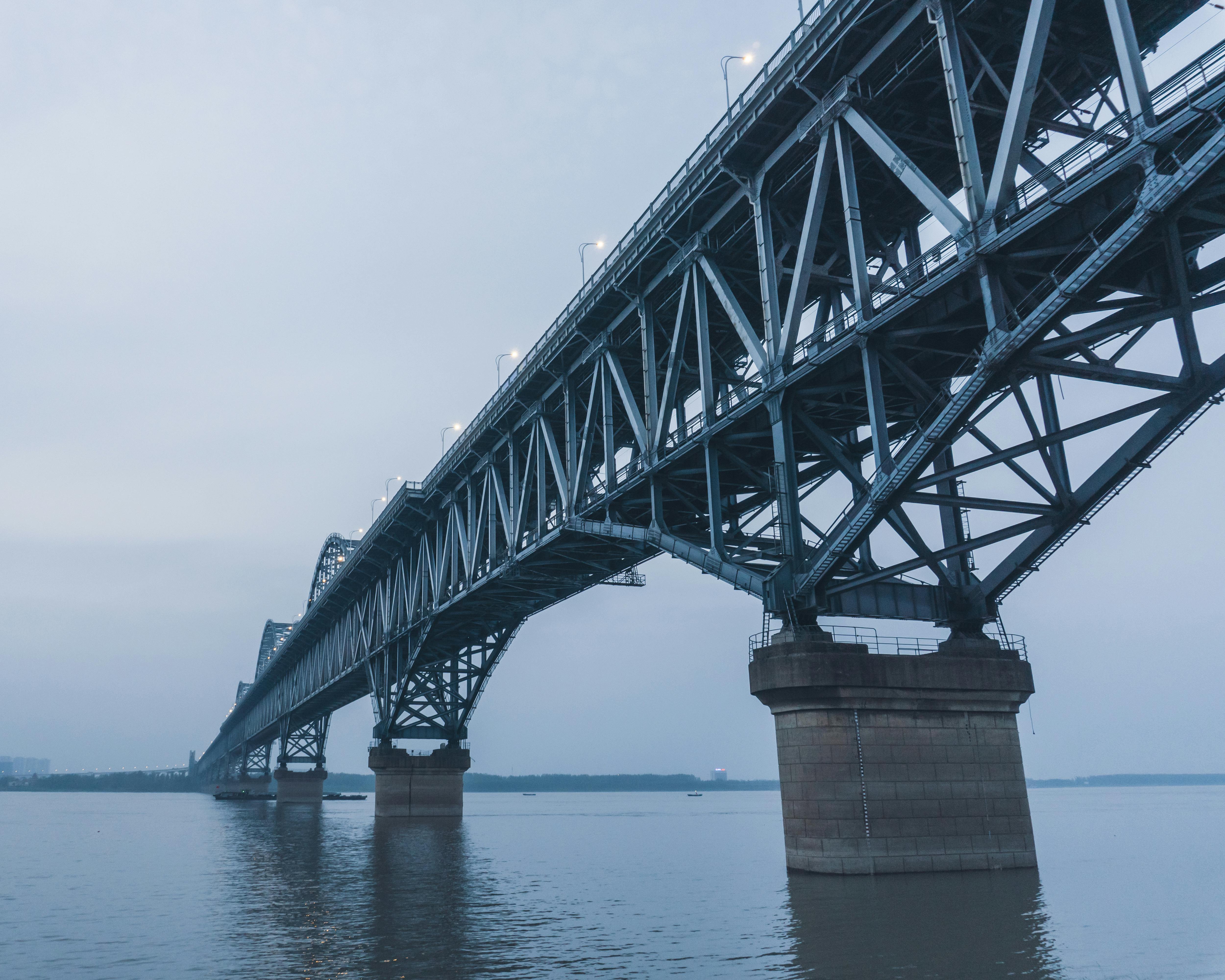 黄昏时，中国九江一座横跨长江的大型钢桥的视图