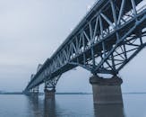 黄昏时，中国九江一座横跨长江的大型钢桥的视图