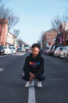 在城市环境中，人们穿着时尚前卫的街头服装，在路上摆姿势