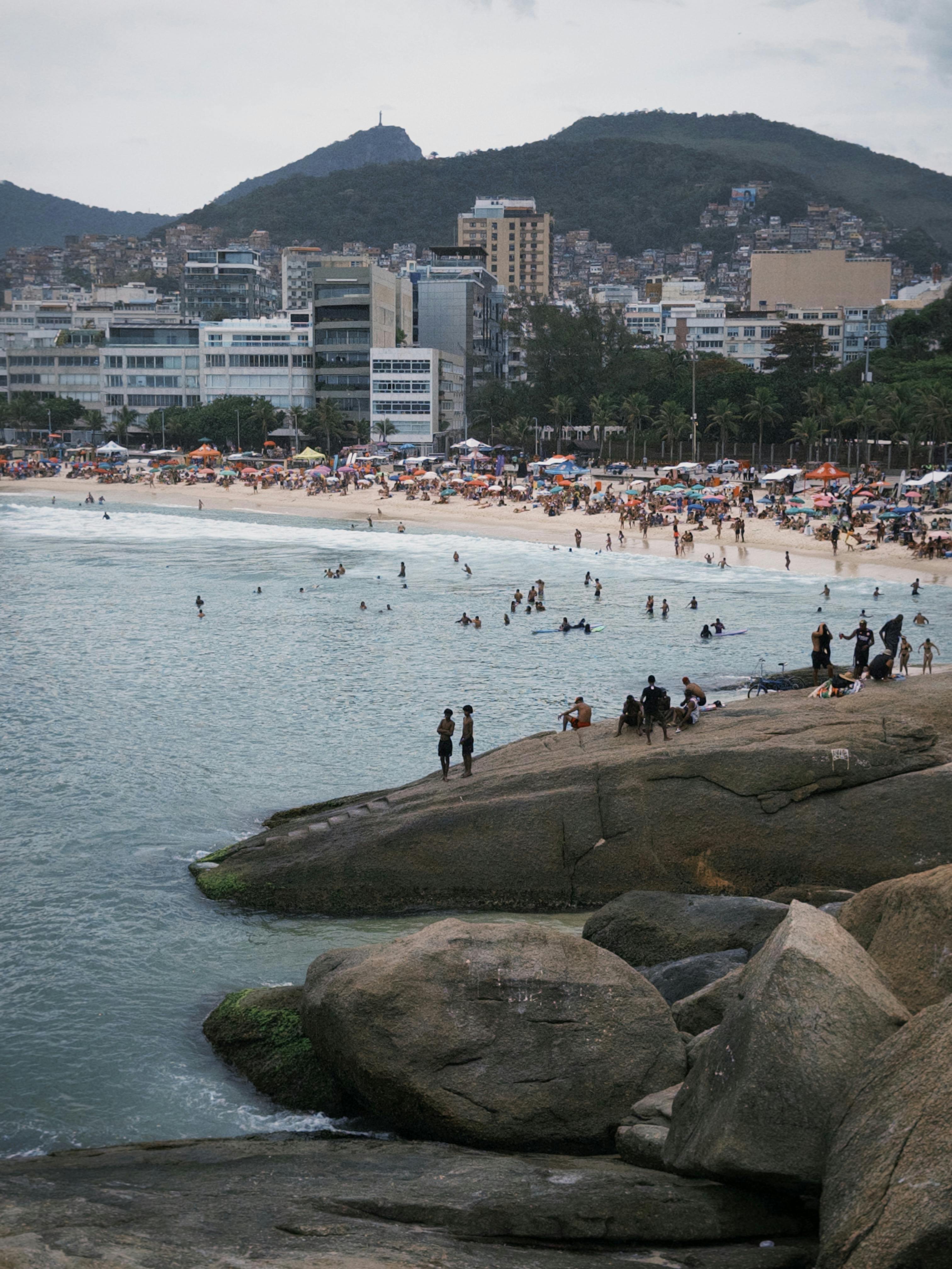 充满活力的里约热内卢海滩，人们享受着海岸线和城市天际线