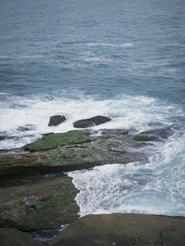 宁静的海浪撞击岩石海岸，展示了自然的纹理