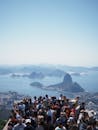 一大群人聚集在糖面包山，俯瞰巴西里约热内卢