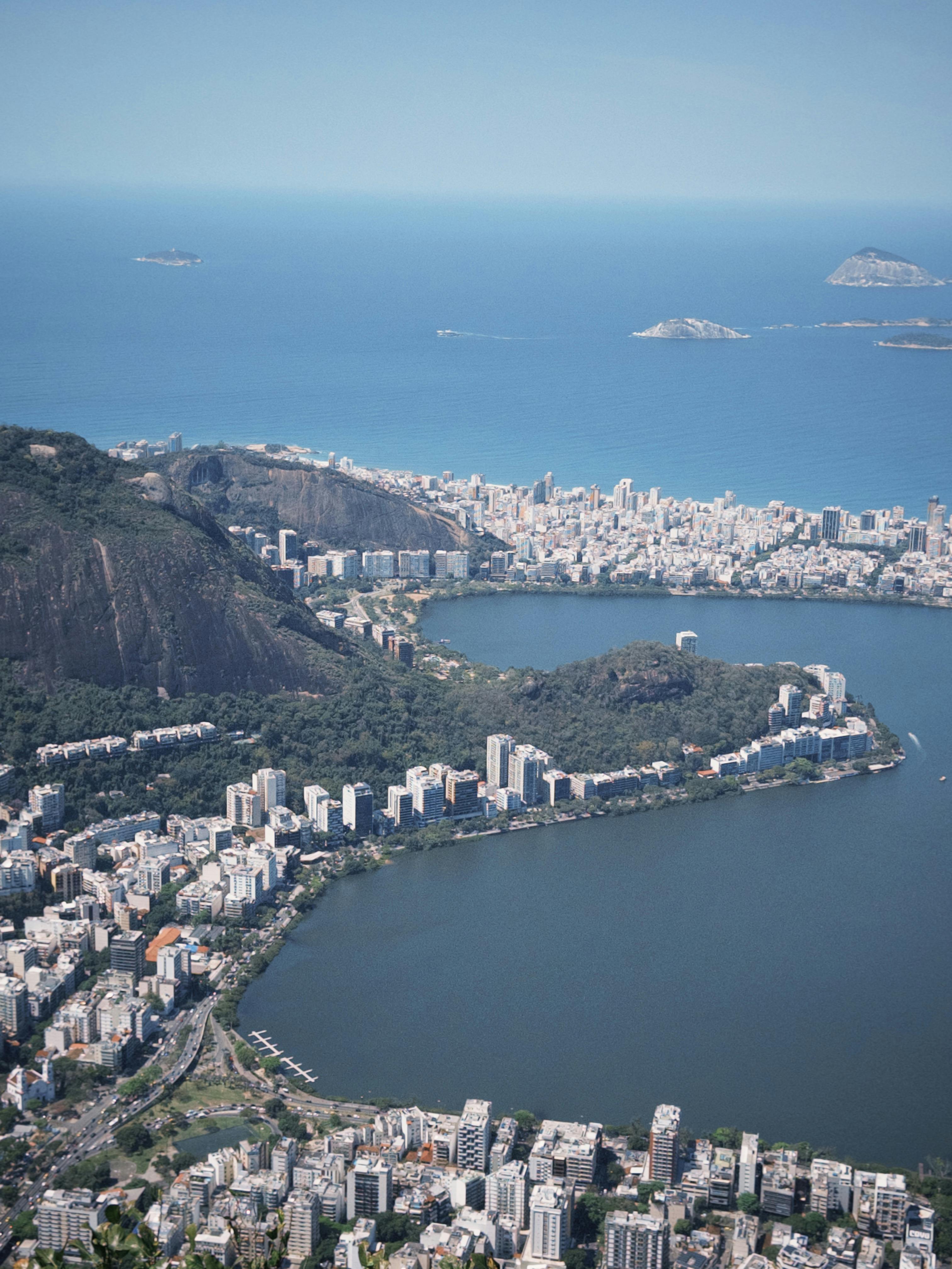 令人惊叹的里约热内卢天际线鸟瞰图，以沿海景观和城市建筑为特色