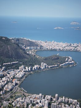 令人惊叹的里约热内卢天际线鸟瞰图，以沿海景观和城市建筑为特色