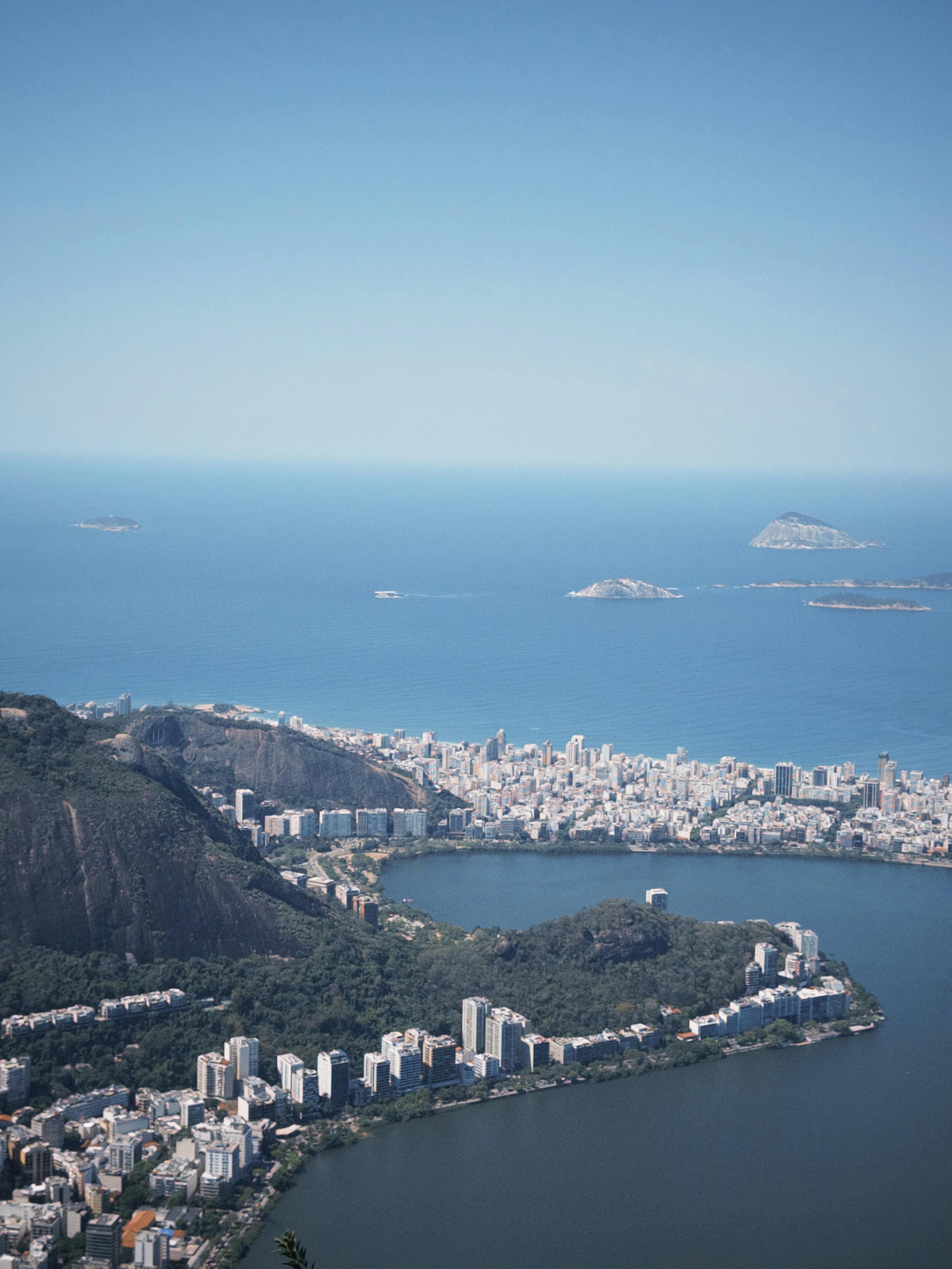 在蔚蓝的天空下，里约热内卢的海岸线和城市景观呈现出令人惊叹的景象