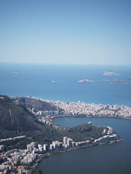 在蔚蓝的天空下，里约热内卢的海岸线和城市景观呈现出令人惊叹的景象