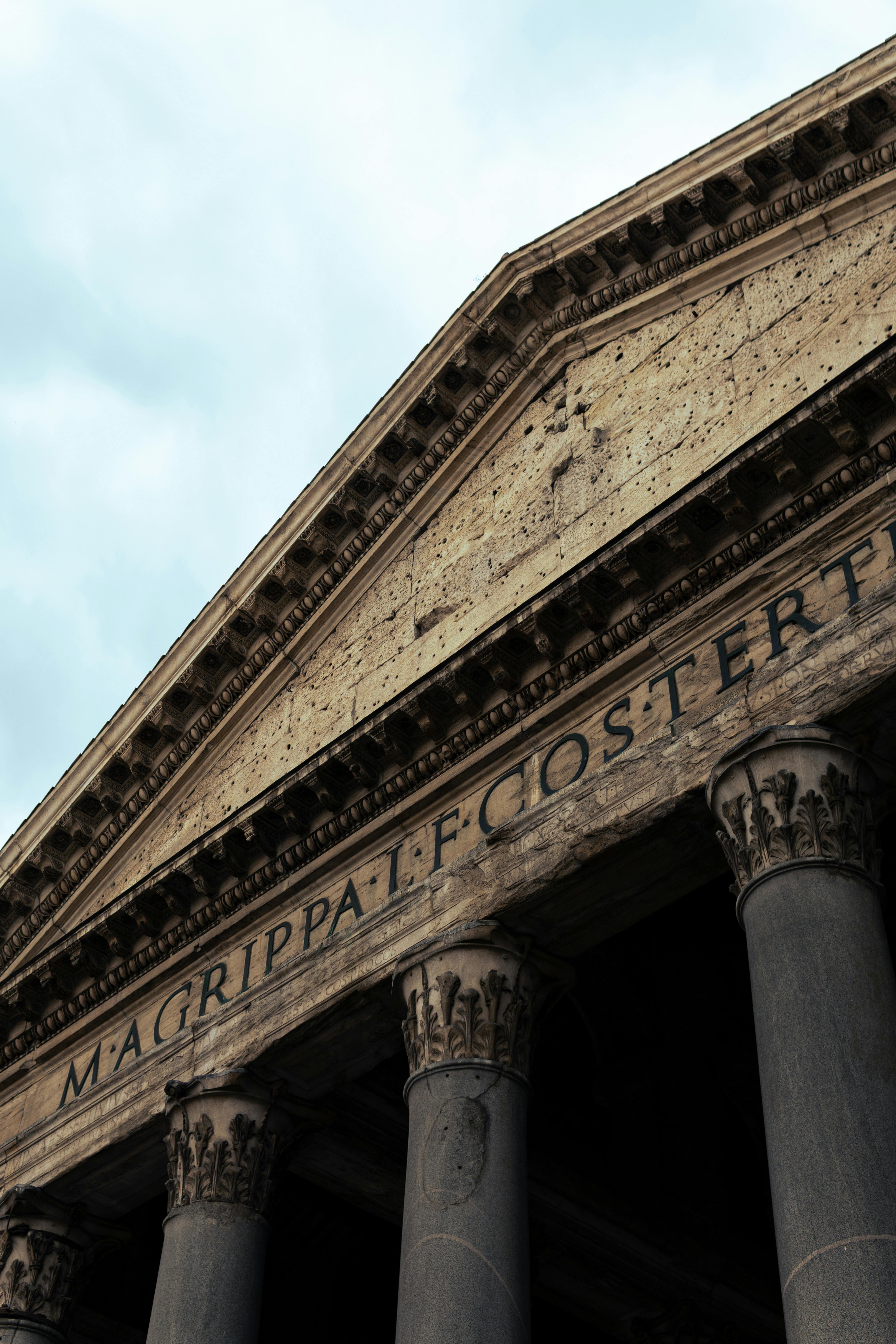 罗马万神殿的特写镜头，捕捉了其古老的建筑和标志性的柱子