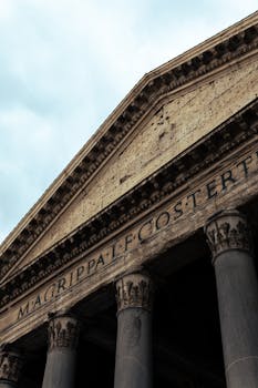 罗马万神殿的特写镜头，捕捉了其古老的建筑和标志性的柱子