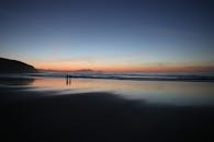 在西班牙巴斯克的宁静海滩上，日落时分的景色令人惊叹