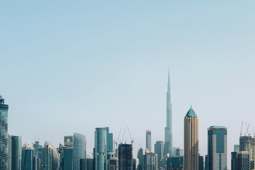 迪拜市的日间景观令人惊叹，在明亮的蓝天下展示了其现代天际线