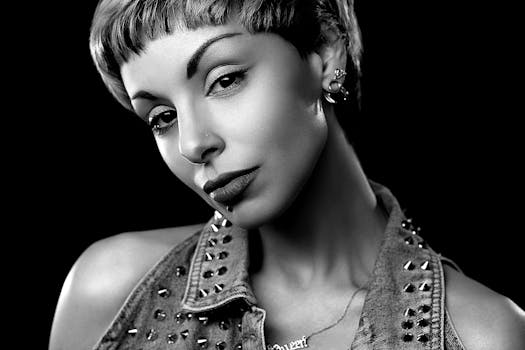 巴黎时尚女性的单色肖像，尽显优雅与自信