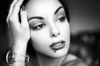 黑白肖像中的女人优雅地展现了经典之美