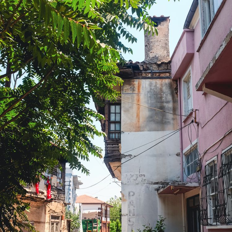 Rustic Urban Street with Traditional Architecture · Free Stock Photo