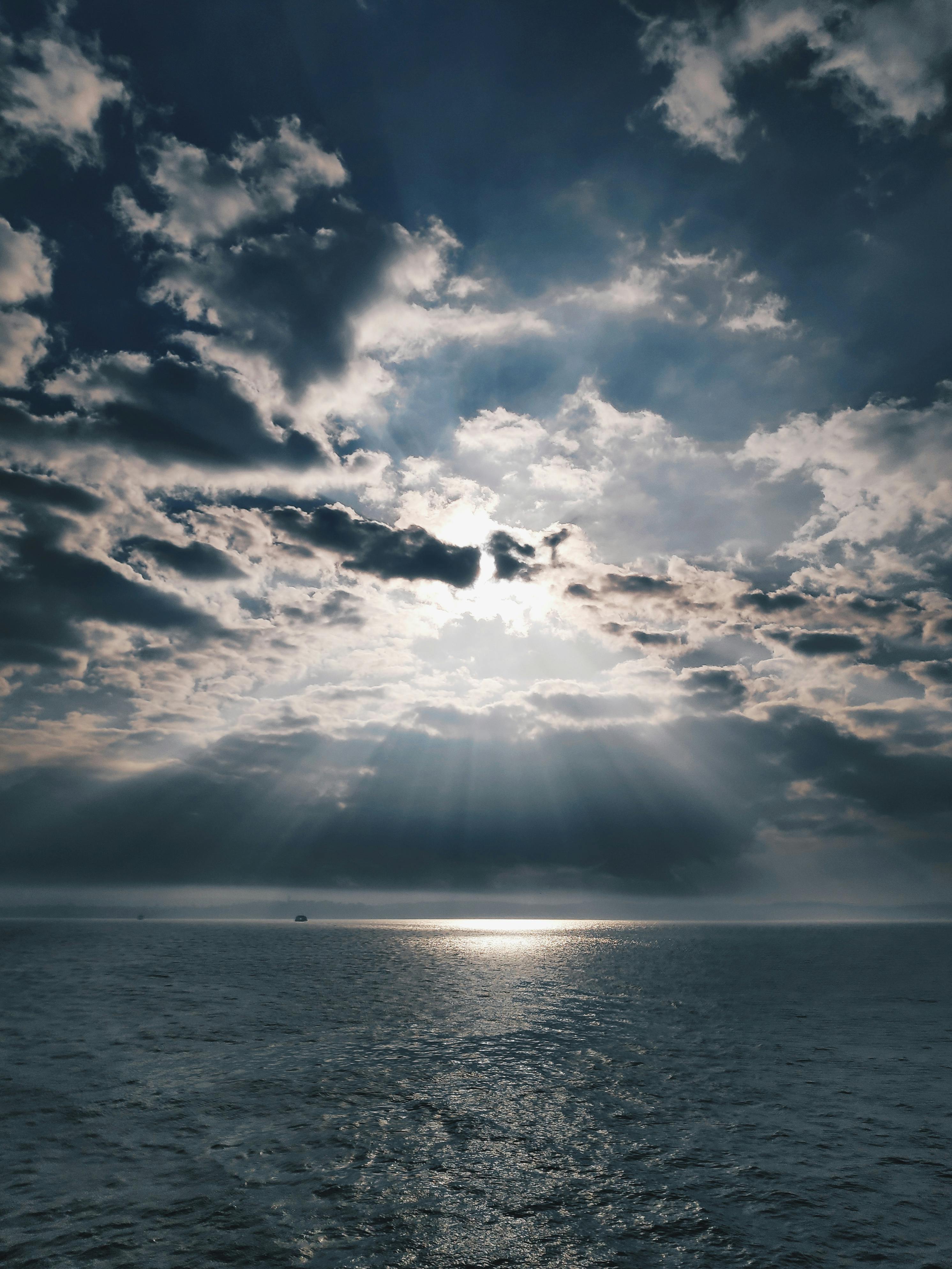 您提供的句子“光”似乎是一个不完整或模糊的表达，没有具体上下文很难理解其含义