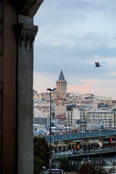 在黄昏时分，标志性的加拉塔塔矗立于伊斯坦布尔天际线，捕捉其历史魅力