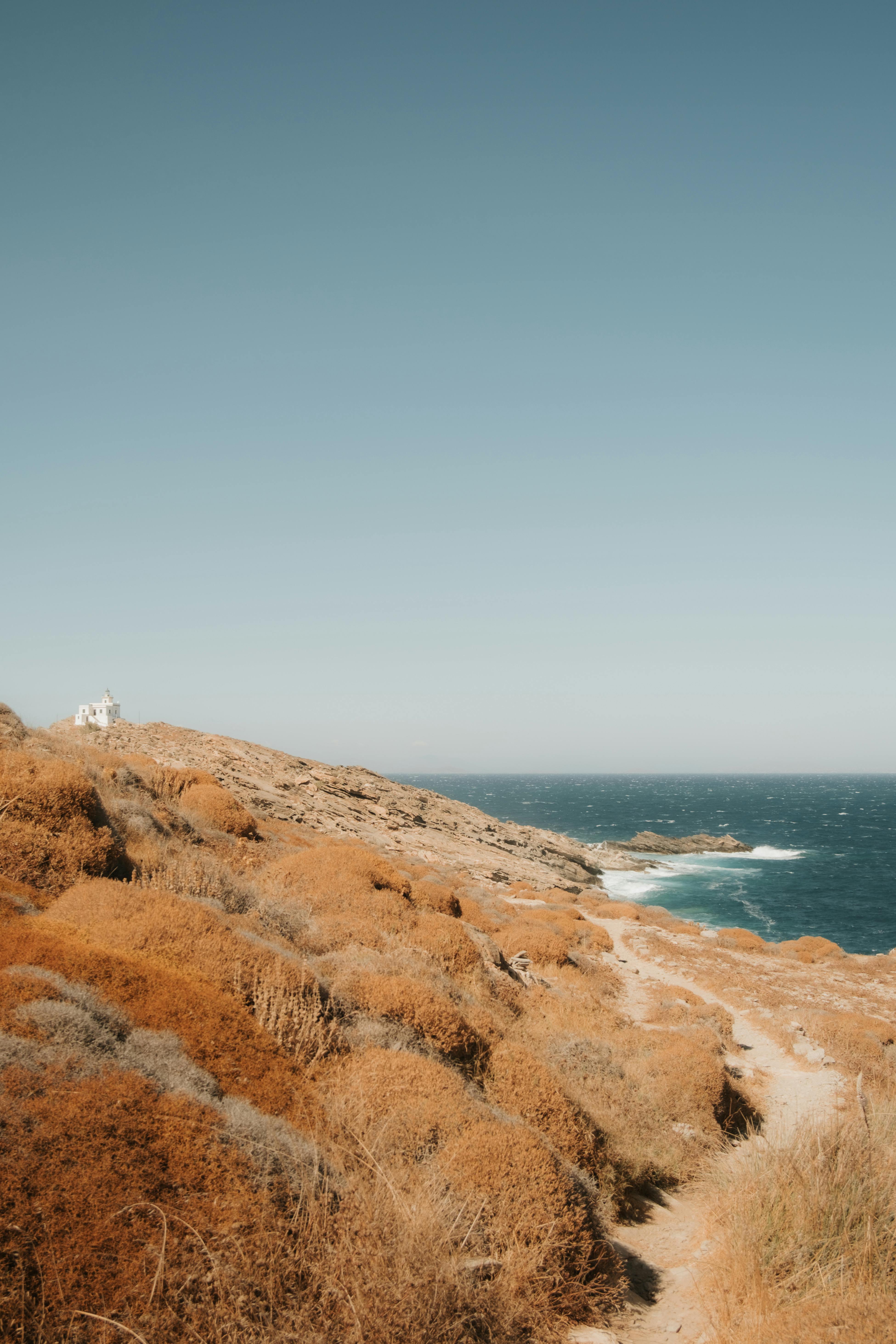 令人惊叹的崎岖沿海悬崖景色，背景是宁静的蓝色海洋