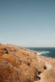 令人惊叹的崎岖沿海悬崖景色，背景是宁静的蓝色海洋