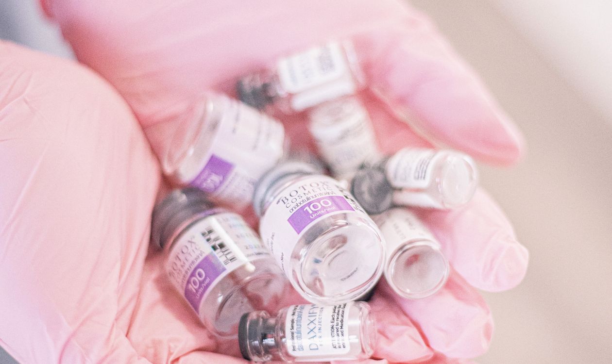 Viales de tratamiento inyectable en manos enguantadas, bioestimulación en Sapphira Privé Montecarmelo