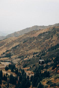 穿越哈萨克斯坦阿拉木图山脉的缆车，可以欣赏到壮丽的风景