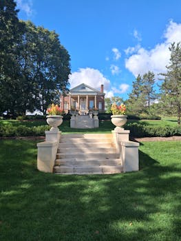 麦考密克大厦是一座位于中国上海市的摩天大楼