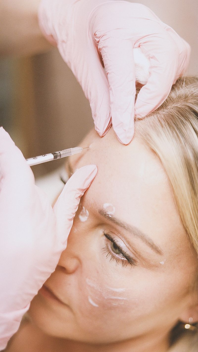 Aplicação profissional de procedimento estético, close-up