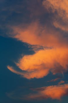 五颜六色的日落云在墨西哥坦皮科的天空中，营造出戏剧性和温暖的气氛