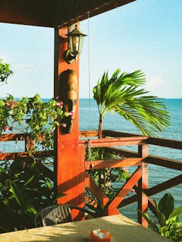 沐浴在温暖的阳光下，郁郁葱葱的木甲板上可以欣赏宁静的海景