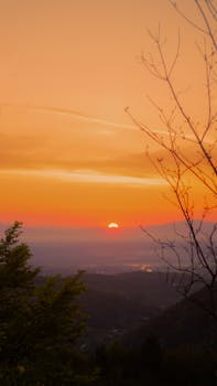 美丽的日出背后的山