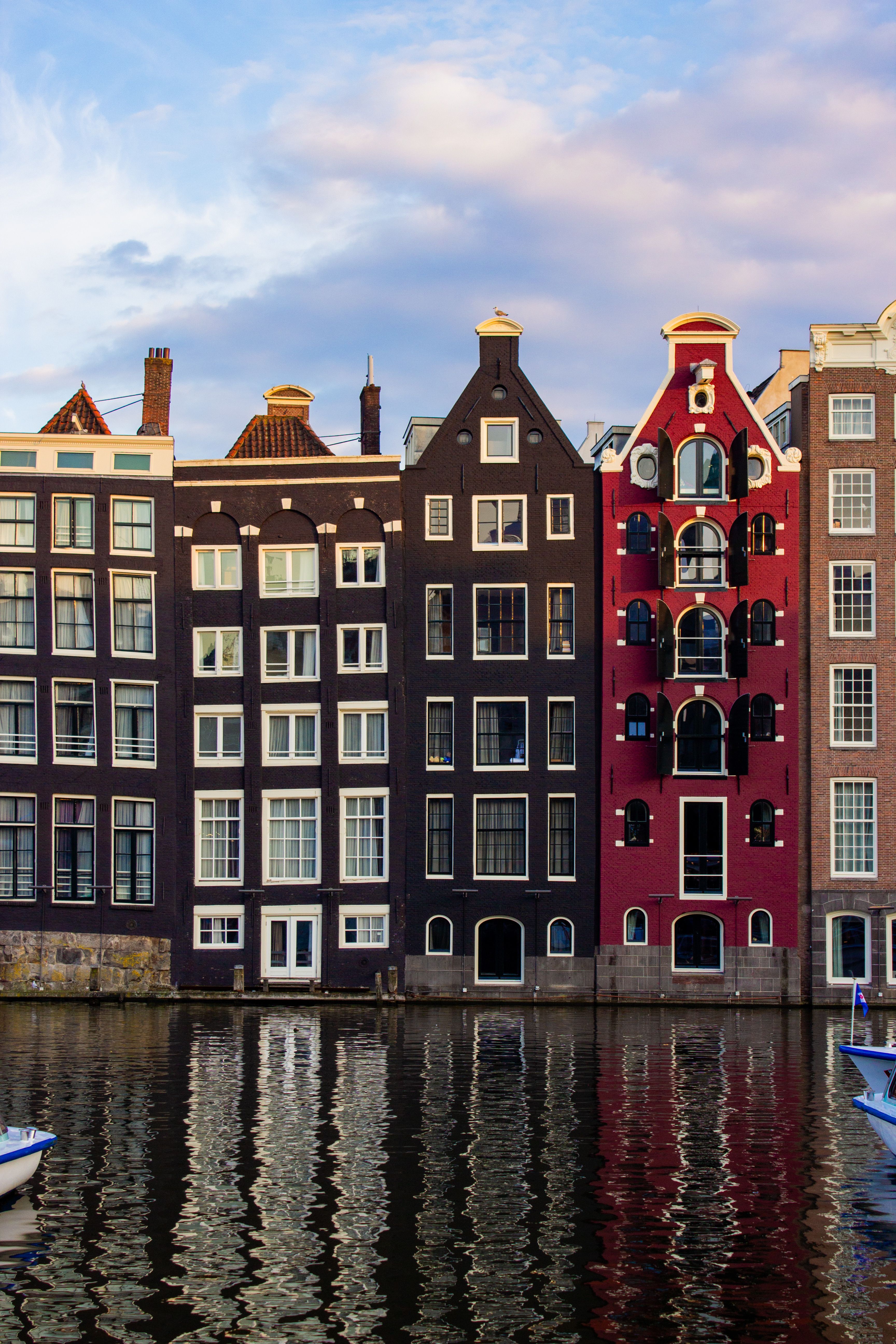Casas de los canales de Ámsterdam al atardecer