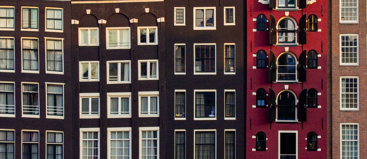 Casas de los canales de Ámsterdam al atardecer
