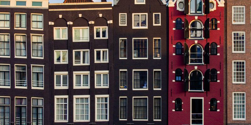 Casas de los canales de Ámsterdam al atardecer