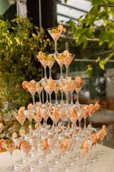 一个令人惊叹的虾鸡尾酒塔在户外展示，非常适合婚礼或活动招待会