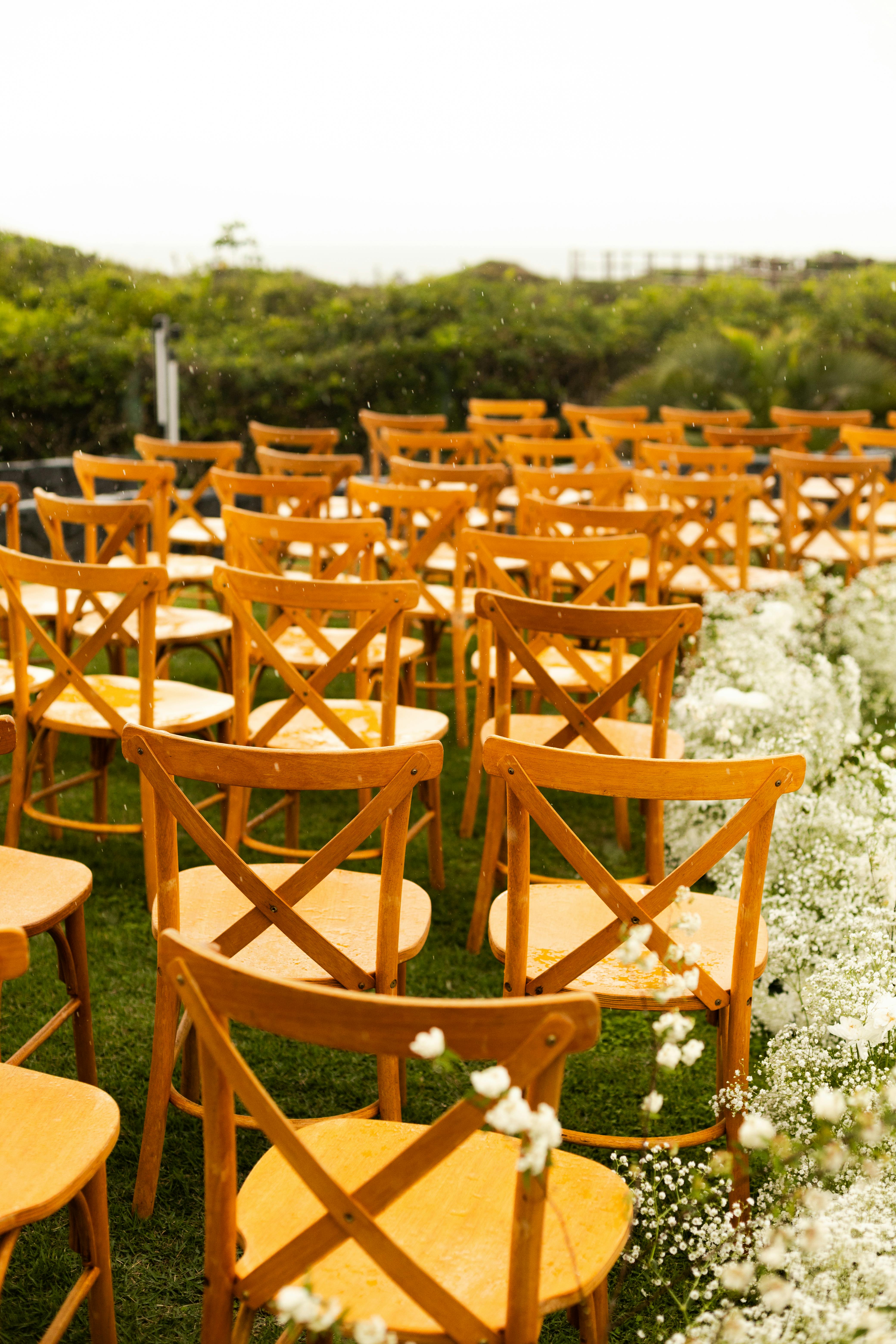 迷人的户外婚礼在弗洛里亚诺波利斯举行，装饰以木椅和花卉