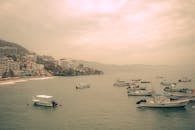 小船漂浮在岸边，沐浴在温暖的日落天空下